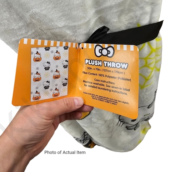 *LAST ONE* HTF NWT Hello Kitty Halloween Plush Throw 50" x 70" - Picture 3 of 3